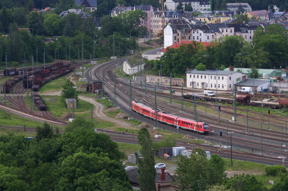 IRE 3093 nach Dresden Hbf.- 

Pnktlich fhrt der IRE aus Nrnberg in den oberen Bahnhof von Plauen ein.

Blick vom Brensteinturm am 26 Mai 2012