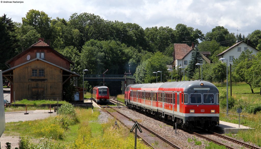 IRE 3215 (Neustadt(Schwarzw)-Ulm Hbf) mit Schublok 218 456-2 in D�ggingen 19.6.11