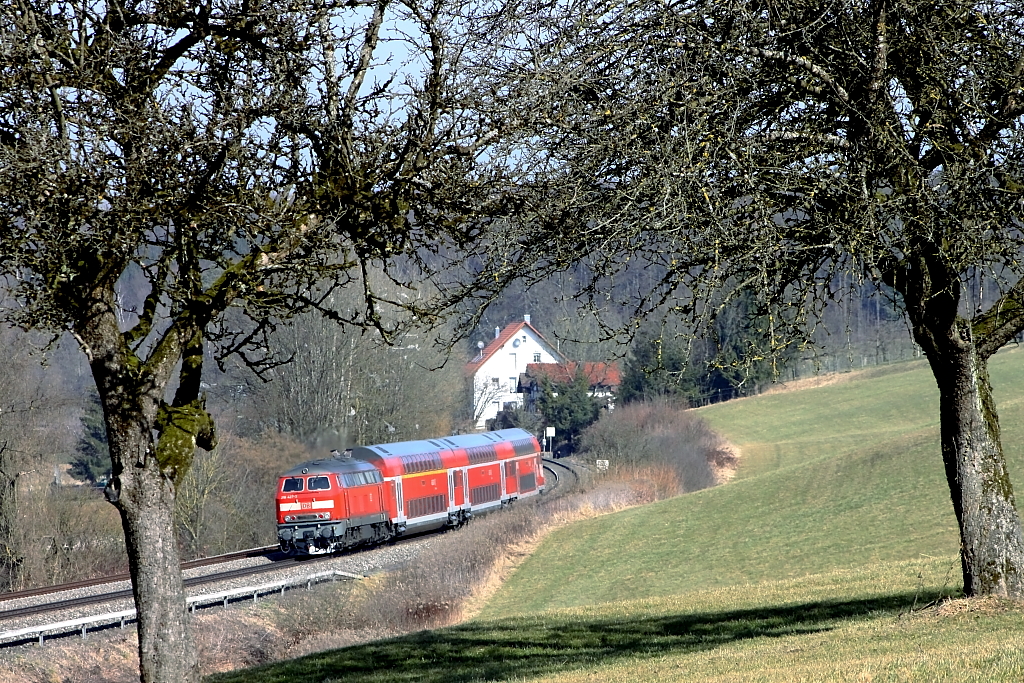 IRE 4206 (Lindau-Ulm) hat vor Kurzem Meckenbeuren verlassen, nun schiebt eine unerkannt gebliebene Lok der Baureihe 218 den Zug dem nchsten Halt Ravensburg entgegebn (10.03.2012)