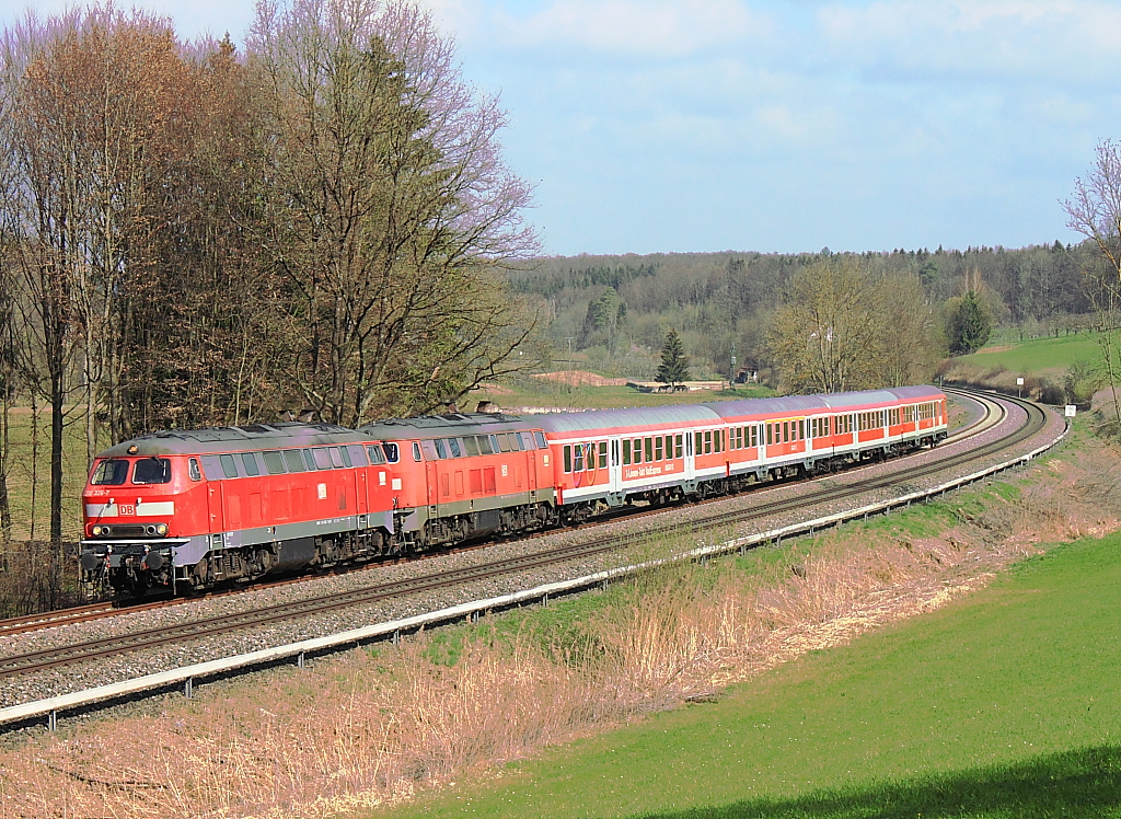 IRE 4207 bei Meckenbeuren. Der IRE fhrt von Ulm ber die Sdbahn nach Friedrichshafen, von dort geht es ber die Grtelbahn nach Lindau. Am 31.03.2012 bespannten 2 Loks der Baureihe 218 den Zug, dabei lief die Zweite kalt mit, diese bespannte ab Lindau den IC 118