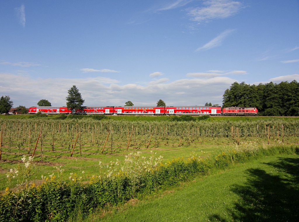 IRE 4231 von Stuttgart nach Lindau hat am 03.07.2011 gerade den Bahnhof von Meckenbeuren passiert.