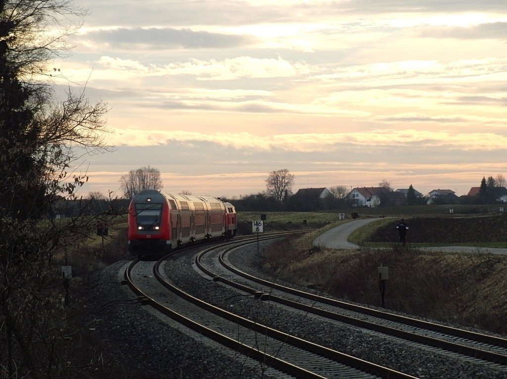 IRE 4234 von Lindau nach Stuttgart hat am 11.02.2011 zwischen Bad Schussenried und Biberach (Ri) gerade die Ortschaft Wattenweiler passiert.