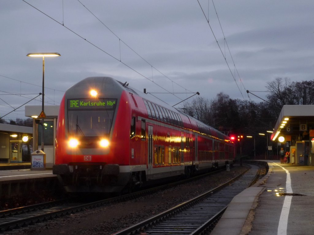 IRE 4710 Konstanz - Karsruhe Hbf mit 146 233-2  Donaueschingen  in Radolfzell. 30.12.09