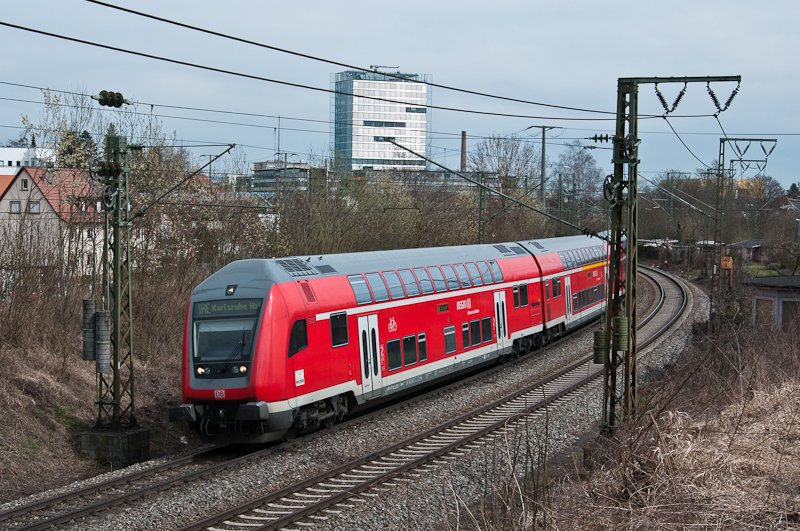 IRE 5186 (Konstanz - Karlsruhe Hbf) geschoben von 146 230-8 am 30. Mrz 2010 in Singen.
