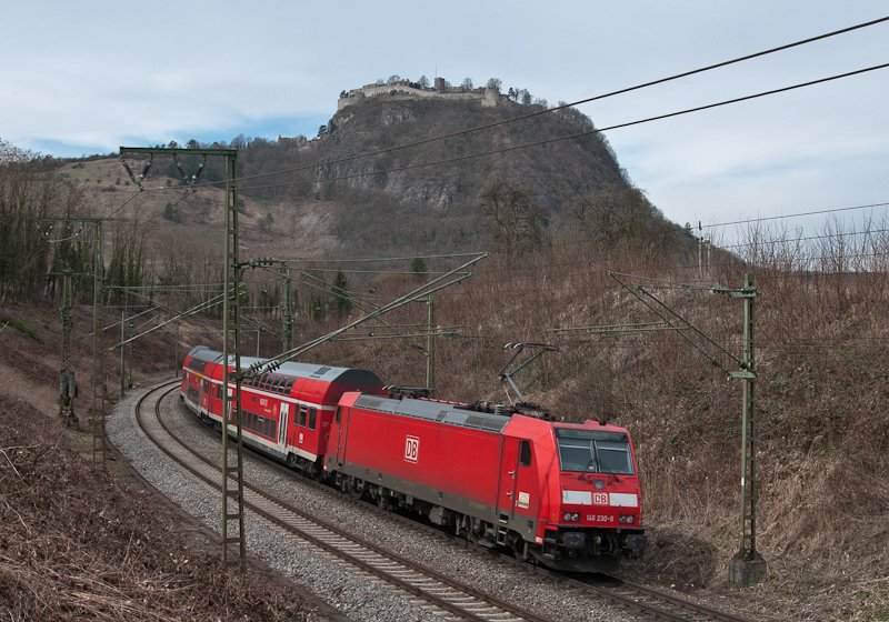 IRE 5186 (Konstanz - Karlsruhe Hbf) geschoben von 146 230-8 am 30. Mrz 2010 in Singen.