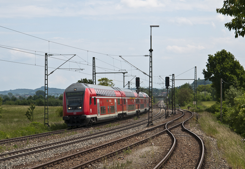 IRE 5186 (Kreuzlingen - Karlsruhe Hbf) mit Schublok 146 230-8 am 29. Mai 2010 in Welschingen-Neuhausen.
