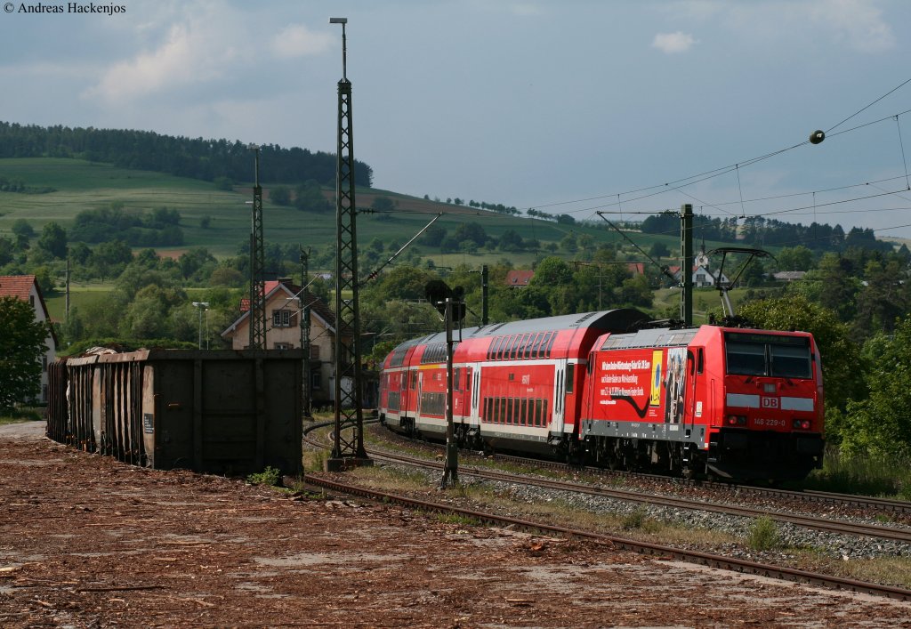 IRE 5188 (Kreuzlingen-Karlsruhe Hbf) mit Schublok 146 229-0  L'Or del'azur  bei Welschingen 29.5.10. Die Lok verkehrt seit dem 28.5.10 mit dieser Werbung durch die Lande