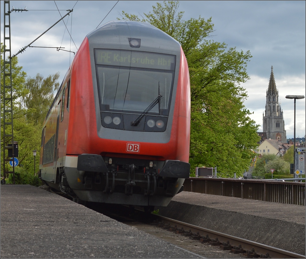IRE 5322 nach Karlsruhe hat geraden den linksrheinischen Teil von Konstanz verlassen. Mai 2013.