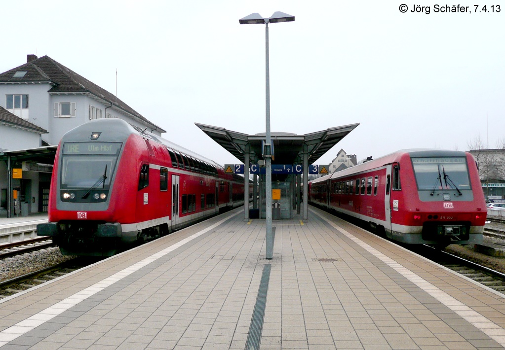 IRE-Begegnung in Ravensburg am 7.4.13: Die IRE-Garnitur wird (mit Lokwechsel in Ulm) nach Stuttgart weiter fahren, whrend 611 032 im Schlepp von 611 547 ber Friedrichshafen nach Schaffhausen fhrt. 