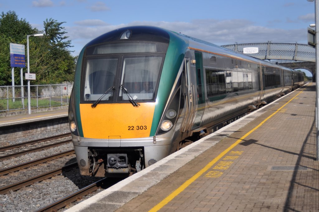 IRELAND 9 sep 2009 KILDARE treinstel 22303 en No 7 2x3 delig geen afdekking voor de koppeling