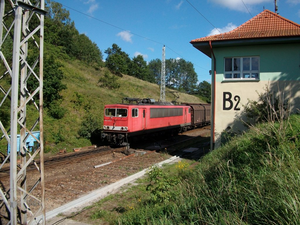 Irgend etwas stimmte mit der 155 019 nicht,als der Zug mit weniger als 40 km/h,am 31.August 2010,das Fahrdienstleiterstellwerk B2 von Lietzow passierte.Wenige Sekunden nach der Aufnahme passierte es und der Zug blieb wegen Lokschaden im Einfahrbereich stehen.