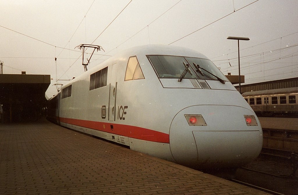 Irgendwann im Jahr 1988 war der damalige InterCityExperimental zu Gast in Saarbrücken. Dabei entstand dieses Foto auf Gleis 16 des Saarbrücker Hauptbahnhofs. Nikon F301 - Scan vom Foto. 