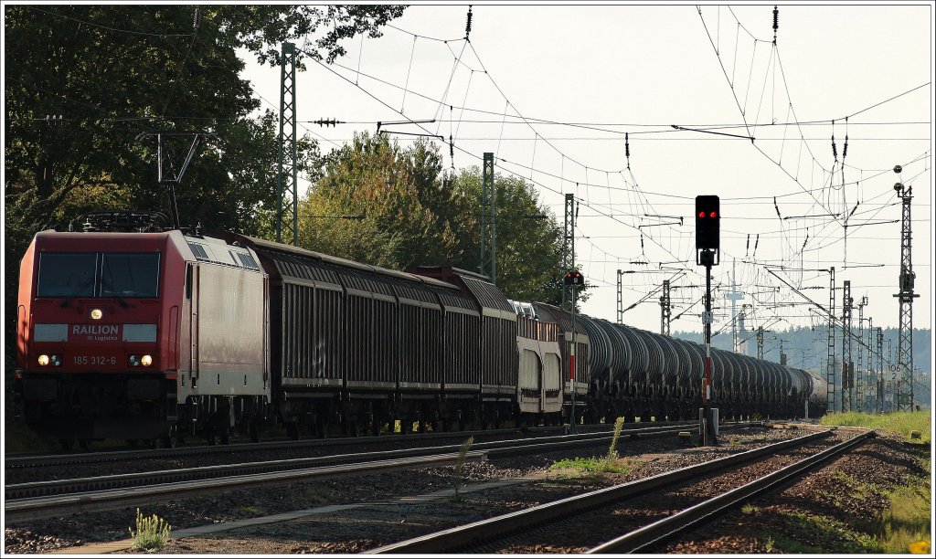 Irgendwas ist gefllt mir an dieser Gegentlichtaufnahme. Ich weis nicht was aber irgendwas... 185 312 mit einem Mischer mit viieeel Kesseln gen Passau. (11.09.2010, Mangolding)