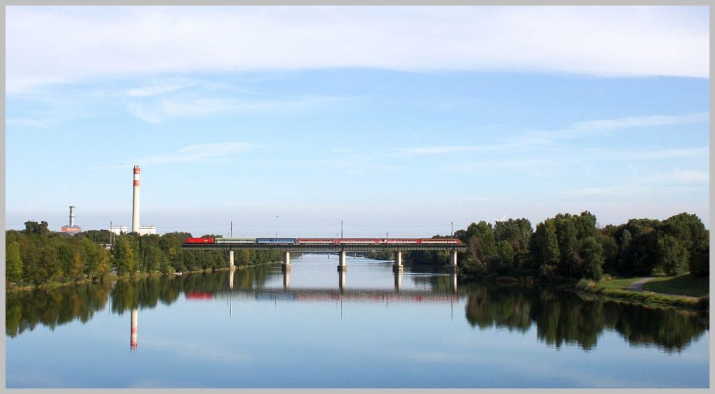 Irgendwie kaum zu glauben, dass dieses Bild mit einer scheinbar lndlichen Idylle unter der am strksten befahrenen Strae sterreichs, der A23 in Wien entstand... 
Es zeigt den Blick auf die Stadlauer Ostbahnbrcke ber die Neue Donau, die von EC 74 nach Prag berquert wird. 29.08.11