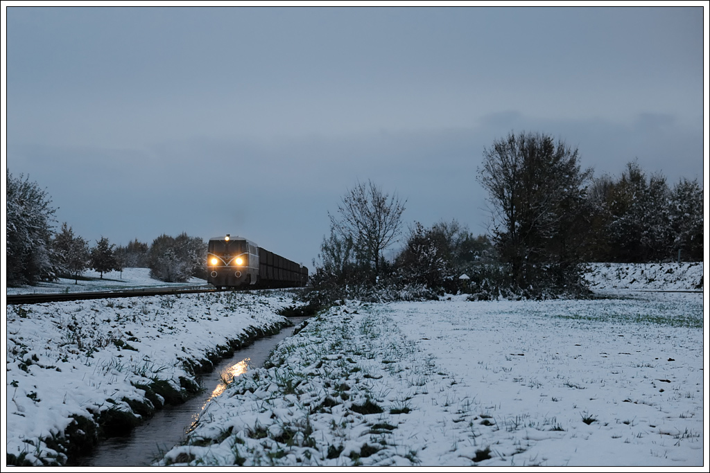 Irgendwie musste unser Fotozug am 28.10.2012 nach Salzburg, wo ihn die RailCargo Austria in weiterer Folge wieder �bernahm. Dies erledigte ab Braunau �GEG 2050.05. Sie brachten den Zug �ber Steindorf bei Strasswalchen und die Westbahn als SGAG 95635 von Braunau nach Salzburg. Die Aufnahme zeigt den Zug kurz vor der Haltestelle Teichst�tt.