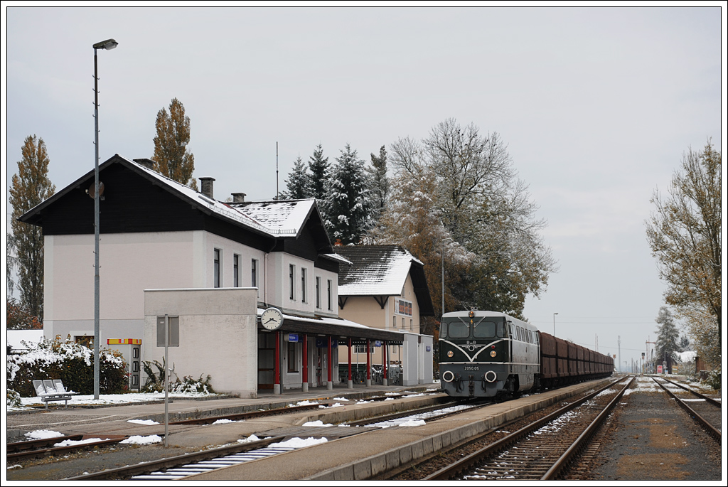Irgendwie musste unser Fotozug am 28.10.2012 nach Salzburg, wo ihn die RailCargo Austria in weiterer Folge wieder �bernahm. Dies erledigte ab Braunau �GEG 2050.05. Sie brachten den Zug �ber Steindorf bei Strasswalchen und die Westbahn als SGAG 95635 von Braunau nach Salzburg. Die Aufnahme zeigt den Zug beim Einfahrsignal in Mattighofen.

