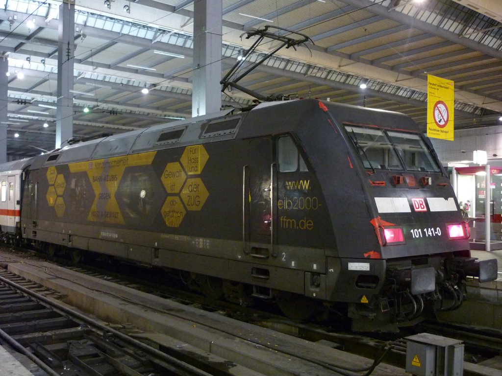 Irgendwie eine Vorweihnachtliche Bescherung dachte ich mir, als ich am Abend des 21.12.2009 auch noch eine weitere ETCS Maschine, nmlich die 101 141-0 mit Ihrem RE 4044 bekommen habe.

Fotografiert in Mnchen HBF.