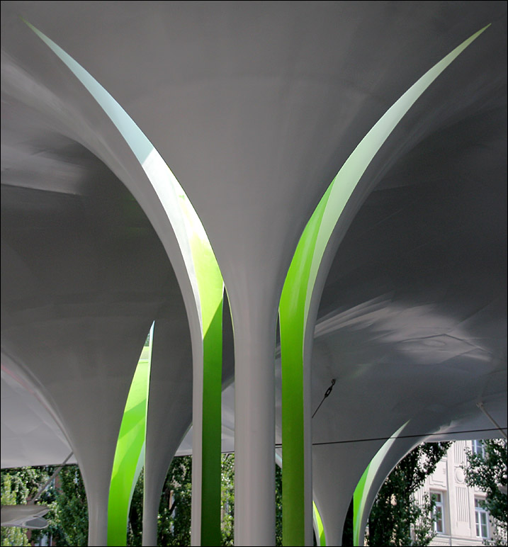 Irgendwie wie Gräser - 

Detailansicht des Daches über der Straßenbahnhaltestelle  Münchner Freiheit . 

26.06.2010 (M)