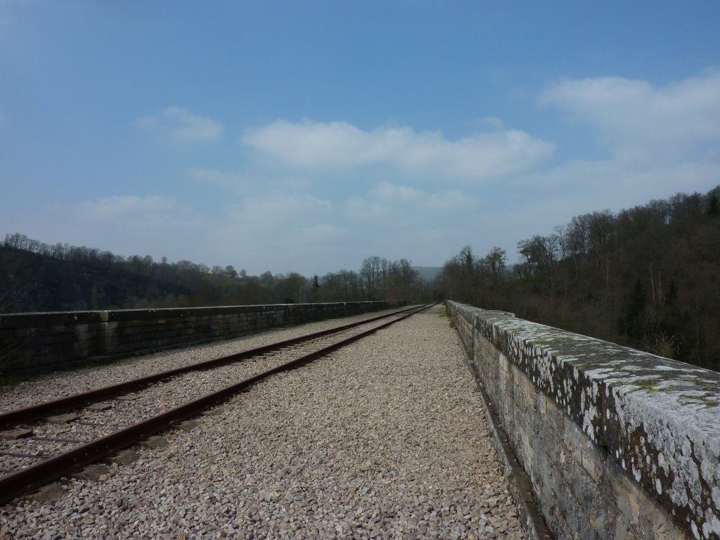 Irgendwo in der Suisse Normande, einem kleinem Gebirge nahe Caen befindet sich diese hbsche aber leider stillgelegte Eisenbahnbrcke ber die Orne. Aufgenommen am 6.4.2012.