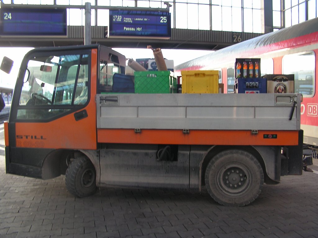 Irgentwie muss Speis und Trank in den Bistrowagen des ICEs gelangen..und wenn der weg zu weit ist,nimmt man diesen praktischen Elektrowagen (Mrz2010)