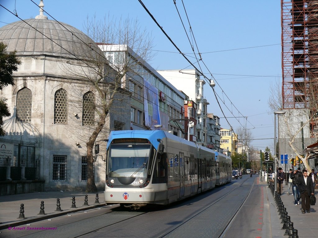 Istanbul-Cemberlitas: Tram 707+704 Bombardier (BOMBARDIER FLEXITY Swift Niederflur-Stadtbahnen) unterwegs auf Linie T1 Kabatas-Zeytinburnu.
11.04.09