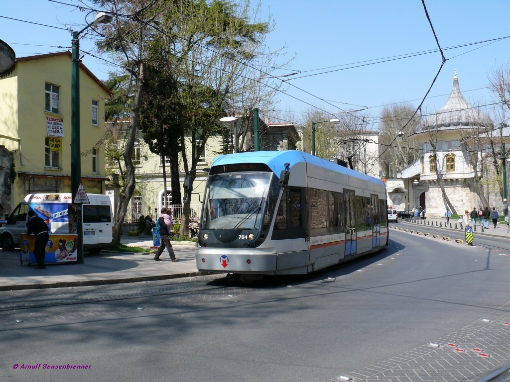 Istanbul-Glhane Tram 704+707 (BOMBARDIER FLEXITY Swift Niederflur-Stadtbahnen) unterwegs auf Linie T1 Kabatas-Zeytinburnu. 
11.04.09