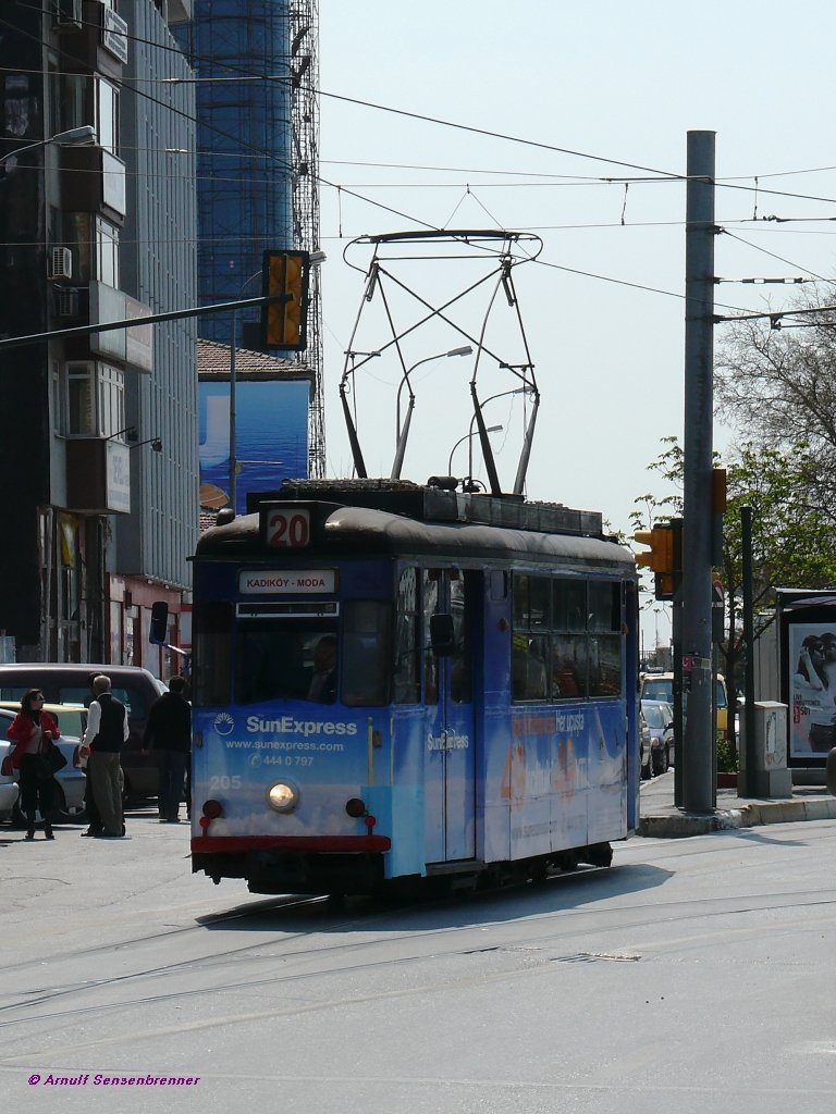 Istanbul Tram 205 vom Typ Gotha T57 (ex Jena 112) unterwegs auf der Rundkurs-Linie 20 Kadiky-Moda. 
Auf der asiatischen Seite von Istanbul gibt es seit 2003 (nachdem die alte Straenbahn 1966 stillgelegt worden war) wieder eine Straenbahn.
Dies ist eine neuerbaute Rundstrecke in Meterspur, die mit alten Gotha-Zweiachser aus den 1950er Jahren befahren wird, die dafr beschafft wurden. 

11.03.09