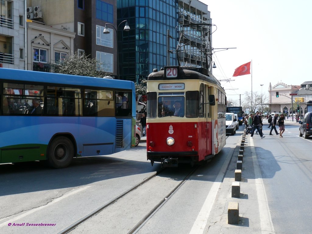 Istanbul Tram 206 vom Typ Gotha T59 (ex Jena 110) unterwegs auf der Rundkurs-Linie 20 Kadiky-Moda. 
Auf der asiatischen Seite von Istanbul gibt es seit 2003 (nachdem die alte Straenbahn 1966 stillgelegt worden war) wieder eine Straenbahn.
Dies ist eine neuerbaute Rundstrecke in Meterspur, die mit alten Gotha-Zweiachser aus den 1950er Jahren befahren wird, die dafr beschafft wurden. 

11.03.09
