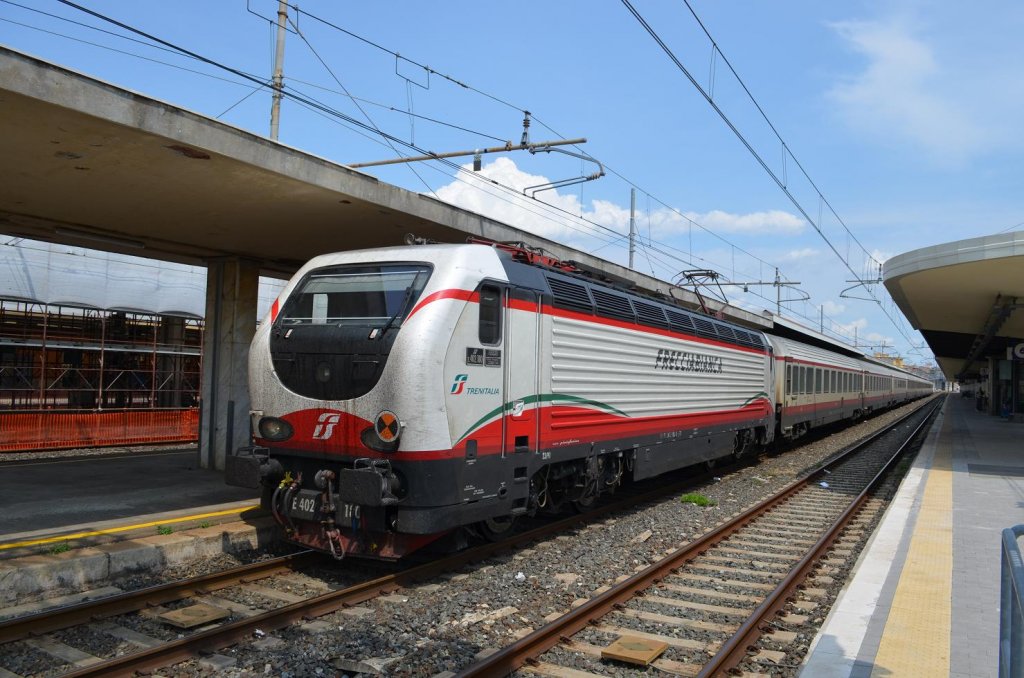 Italien E 402 180 mit dem Schnellzug Rom - Mailand/Milano in Pisa Centrale 27.06.2013