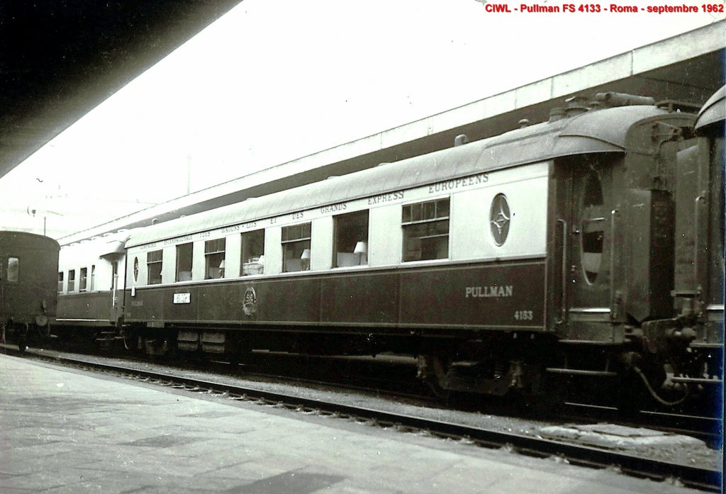 Italien - FS & CIWL - Die Compagnie Internationale des Wagons-Lits hat fr ca. 100 Jahre ein Monopol in Italien, aber auch in Frankreich und Spanien z.B. gehabt : Schlafwagen, Speisewagen, Pullmanwagen.  
Hier sehen Sie den Pullmanwagen 4133 Napoli - Milano bei einem  Rapido  Zug in Roma Termini in September 1962.  Dieser Wagen war bis 140 km/h maximum erlaubt, was in der Zeit genug war.  Dazu neben war auch ein Speisewagen.  Pullmanwagen war besonders bequem und luxuris und nur mit teueren Zuschlag bentzbar.
Es war eine andere Welt... !  (Foto : J.J. Barbieux) 