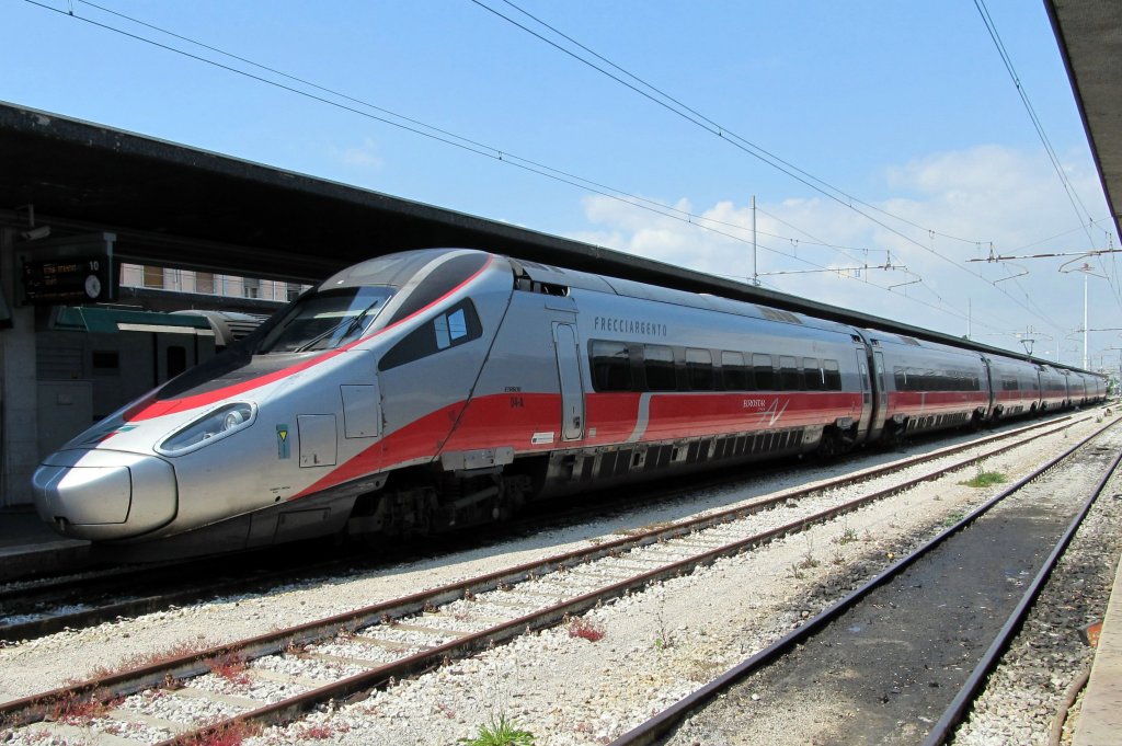 Italien FS-Triebwagen   Frecciargento   in Venezia S.L.  3.Mai 2011