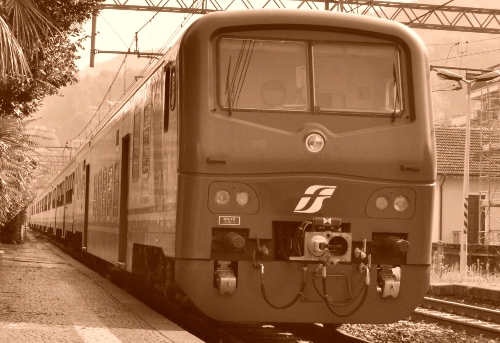 Italienischer Steuerwagen mit Regionalzug bei der Abfahrt in Stresa.