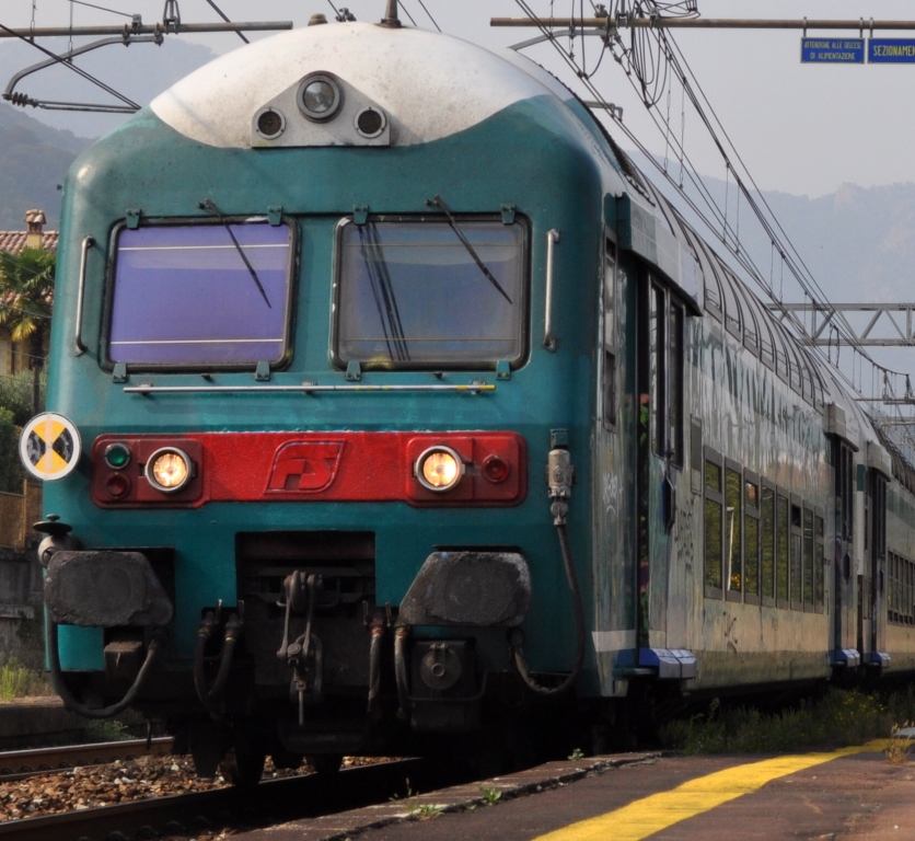 Italienischer Steuerwagen mit Regionalzug bei der Einfahrt in Stresa.