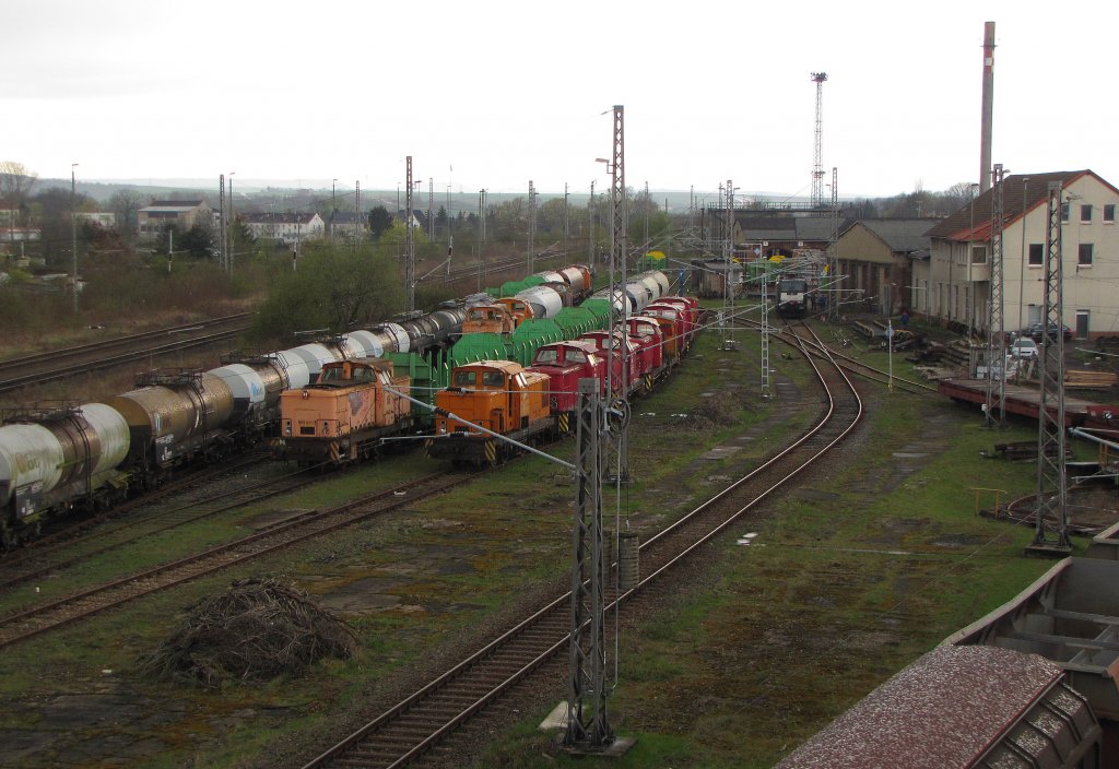 ITB 55 (ex DB 346 201-7) + ITB 1 (LEW 11029) und weitere PBSV V60 am 12.04.2012, abgestellt in Nordhausen.