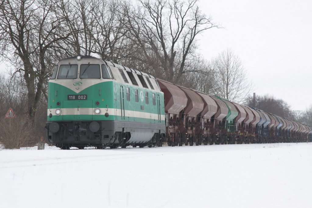 ITL 118 002 hat den leeren D�ngerzug von Wittenburg nach Hagenow gebracht. 11.02.2010