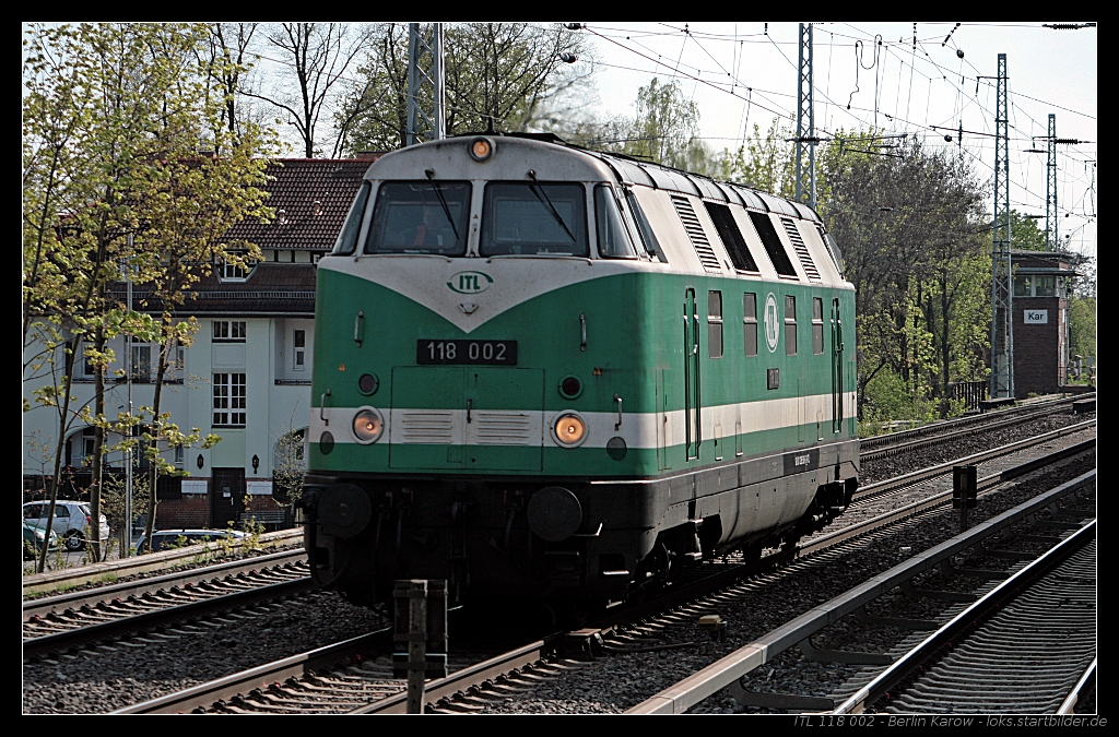 ITL 118 002 kommt �berraschend am Fotopunkt vorbei. Die Lok galt schon als verschrottet. Sch�n sie doch wieder in Aktion zu sehen (V180 BB, NVR-Nummer 9280 1228 585-6 D-ITL, ex RBG D06, ex DR 228 552, gesehen Berlin Karow 28.04.2010)