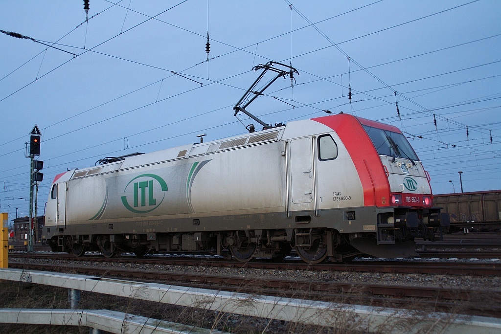 ITL 185 650 steht am Abend des 15.01.2011 in Angermnde