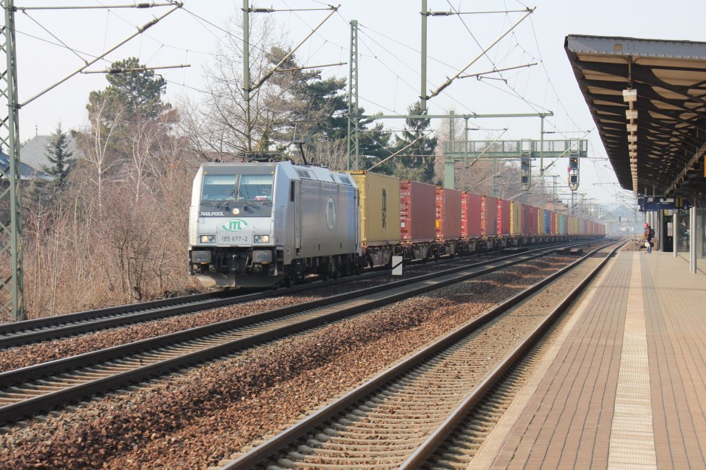 ITL 185 677 fhrt am 07.03.2012 mit einen Containerzug am Haken durch Dresden-Strehlen.