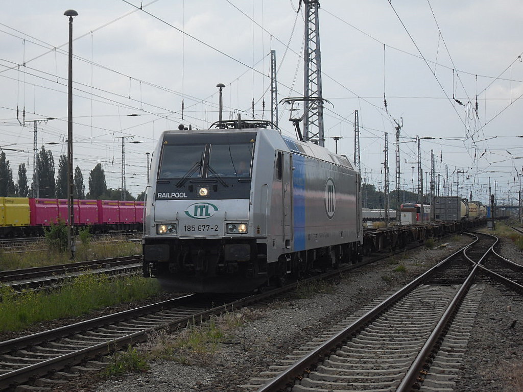 ITL 185 677 mit einem Containerzug in Richtung Berlin am 11.06.2011 in Stendal.