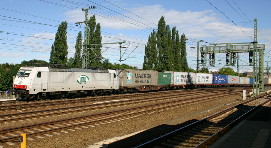 ITL 186 138 fhrt mit einem Containerzug durch Dresden - Freiberger Strae in Richtung Hbf, 24.08.2010