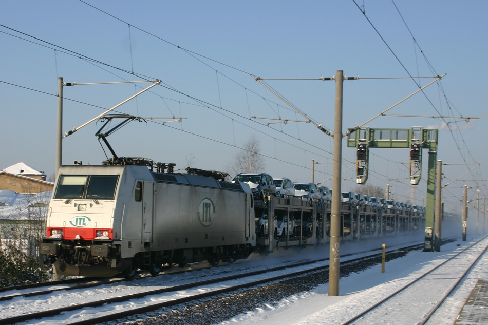 ITL 186 138 fhrt mit einem Autotransport durch Dresden-Dobritz; 04.12.2010