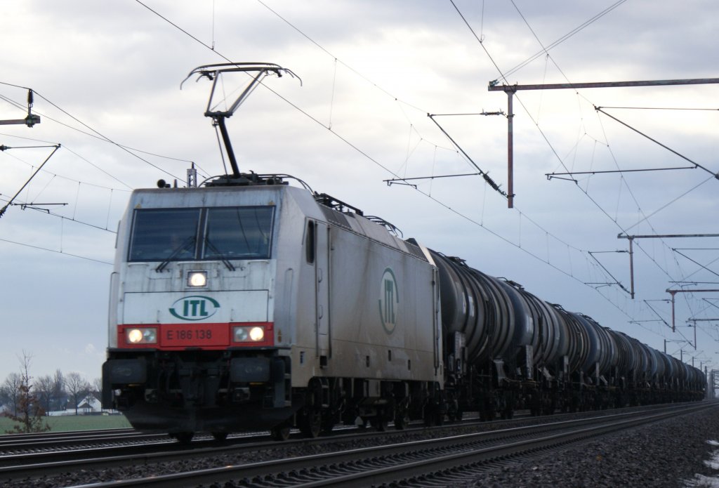 ITL 186 138 mit einem Kesselzug am Haken am frhen 08.01.2010 bei Dedensen.