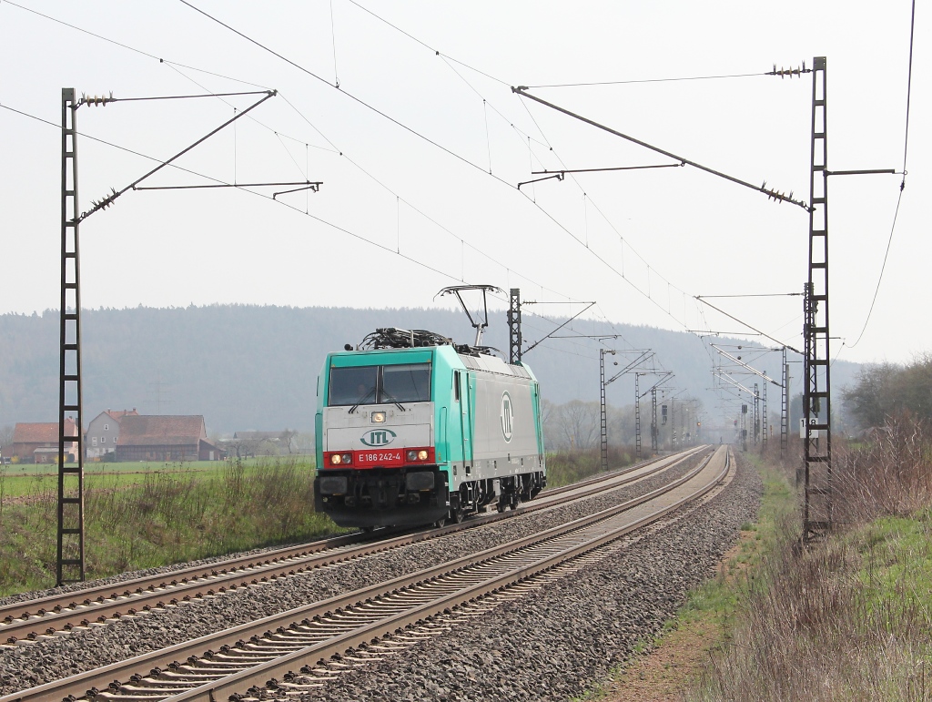 ITL 186 242-4 als Tfzf in Richtung Norden. Aufgenommen am 21.04.2013 zwischen Ludwigsau-Friedlos und Mecklar.