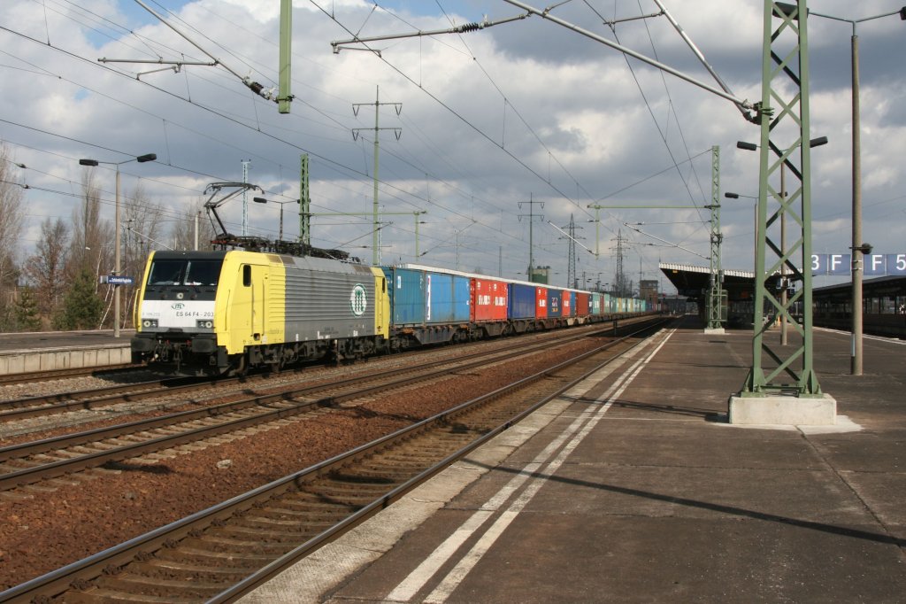 ITL 189 203(ES 64F4 203) fhrt mit einen Containerzug am Haken am 11.03.2011 durch Berlin Schnefeld.