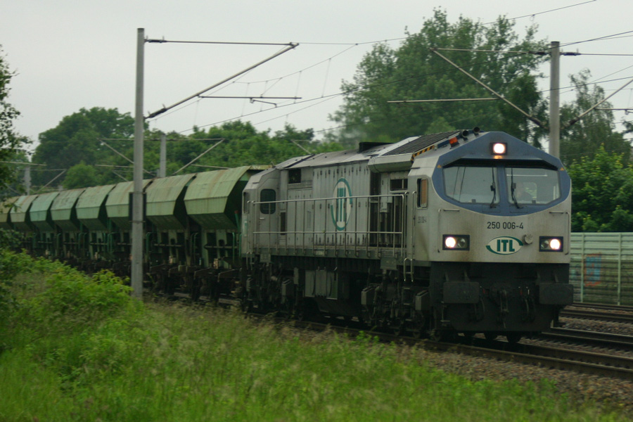 ITL 250 006-4 fhrt durch Heidenau in Richtung Bad Schandau, 02.06.2010