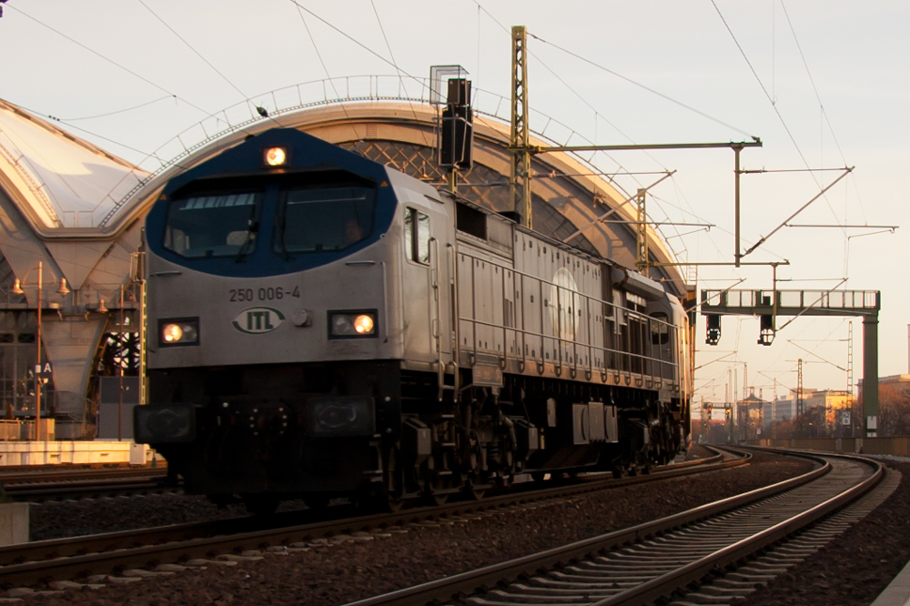 ITL 250 006 durchfhrt den Dresdner Hbf in Richtung Dresden-Friedrichstadt. 29.12.2012