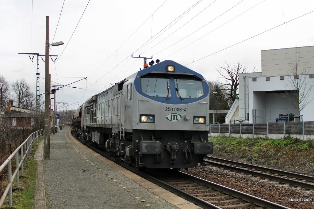 ITL 250 006 fhrt mit einem Gterzug durch Dresden-Cotta. 01.02.2013