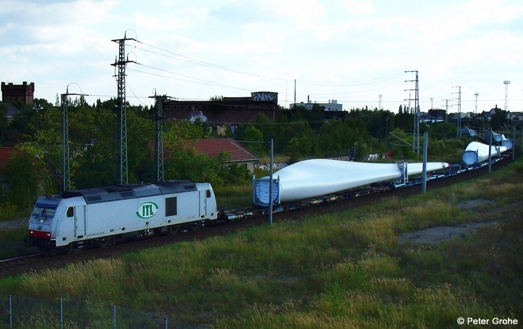 ITL 285 105 -3 vor DGS 45 678 aus Ruhland mit Windkraft-Rotorblttern auf Spezialwagen fr die dnische Hafenstadt Esbjerg mit Lademaberschreitung L Csar, fotografiert in Halle Saale am 13.09.2012