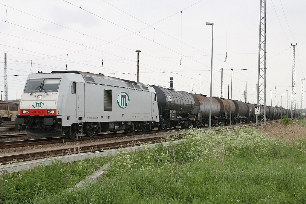 ITL 285 109-5 mit einem Kesselwagenzug in Angermnde 22.05.2010