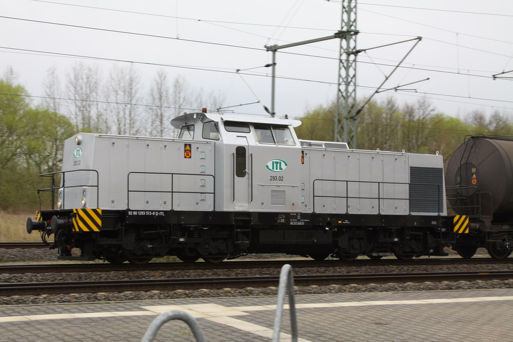 ITL 293.02 zieht ihre Kesselwaggons durch Hagenow Land. 20.04.2010